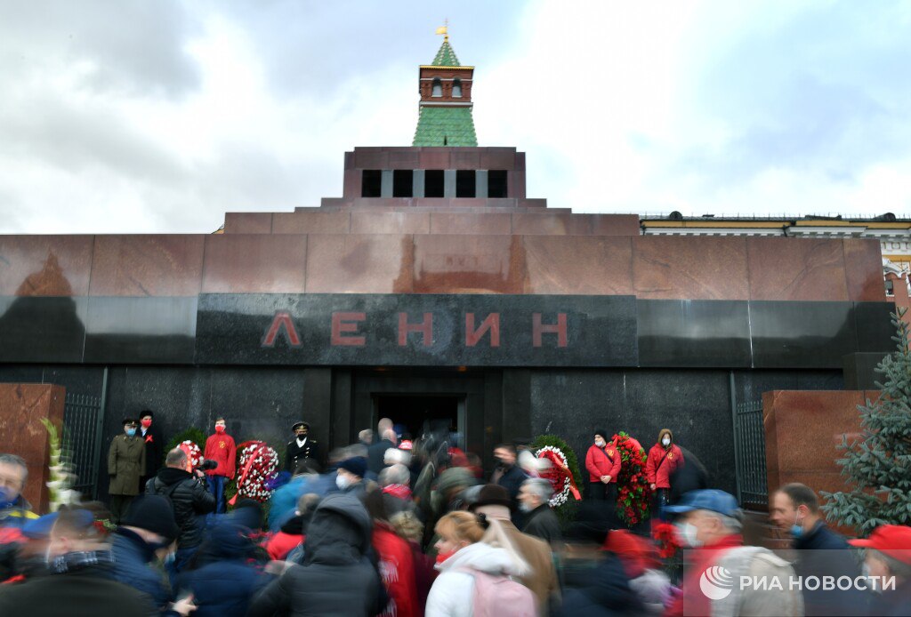 Министерство культуры РФ выделило средства на реставрационные работы Мавзолея Ленина, расположенного на Красной площади. Информация об этом появилась на официальном портале государственных закупок. Общая стоимость контракта составила почти 20 миллионов рублей. Согласно предоставленным документам, включая акт недавно проведенной экспертизы, техническое состояние здания памятника оценивается как ограниченно работоспособное. Особую тревогу вызывает состояние кирпичных частей стен малых коллекторов и стен спусков в подтрибунные помещения вдоль оси "Г", которое оценивается как аварийное. Дополнительно в документации указывается на проблемы с шелушением окрасочного слоя наружных стен, а также на биопоражения стен и плит из-за недостаточной вентиляции.