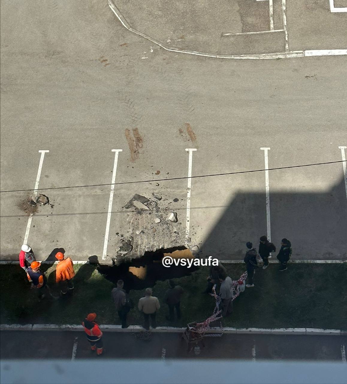 В Уфе возле дома на Загира Исмагилова, 21 обвалился грунт Как нам рассказали местные, в глубину он около 9 метров. Подробности уточняем.