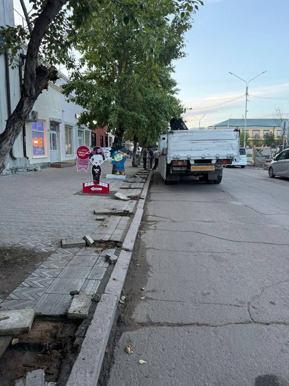 В Улан-Удэ ремонтируют дорогу по улице Ленина    Ремонт идет на участке от улицы Кирова до Куйбышева. Как сообщил мэр города Игорь Шутенков, там расширят парковку и приведут в порядок участок длиною 180 метров.    — Полностью обновим там дорожное покрытие и тротуары, высадим новые деревья и сделаем дорожки удобными для мам с колясками, пожилых людей  и маломобильных граждан, — рассказал мэр.    Строители уже приступили к работе и будут вести ремонт ночами, чтобы не мешать автомобилистам и пешеходам.