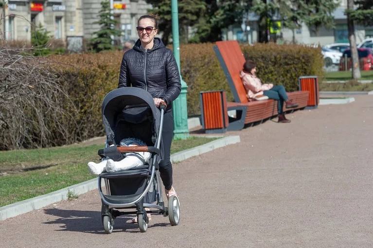 Умирает больше, чем рождается. Смертность в Северной столице превысила рождаемость на 30% в 2024 году  Рождаемость в Петербурге за год снизилась с 8,6 до 8,5 человек на одну тысячу населения, а смертность, наоборот, увеличилась с 10,5 до 11,1.   В Ленобласти ситуация ещё острее. Там хоть смертность и упала с 11,3 до 11 человек на тысячу населения, но и рождаемость уменьшилась – с 6 до 5,8.   : Олег Золото   : СПб — отдай свой буст нам