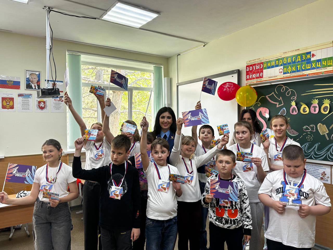 Прокуратура города Симферополя провела праздничное мероприятие в специализированной школе. В преддверии празднования Международного дня защиты детей работники прокуратуры города Симферополя провели развлекательное мероприятие в пришкольном лагере «Дружные ребята» при специализированной коррекционной школе «Надежда». Для детей были проведены конкурсы, викторины и подвижные игры. За активное участие в праздничном мероприятии ребята награждены сертификатами на посещение Активити-парка «Лимпопо» и научно-развлекательного центра «Знаниум».