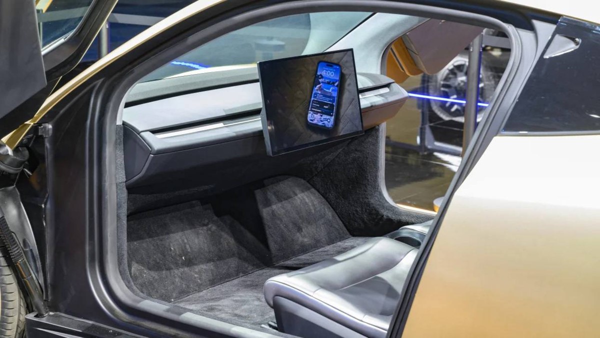 Tesla выпустила первый серийный Cybercab двухдверный автомобиль без руля и педалей Глава Tesla Илон Маск заявлял что его цена составит менее 30 тысяч Массовое производство Cybercab планируют начать в апреле 2026 года vc ru transport 2744897