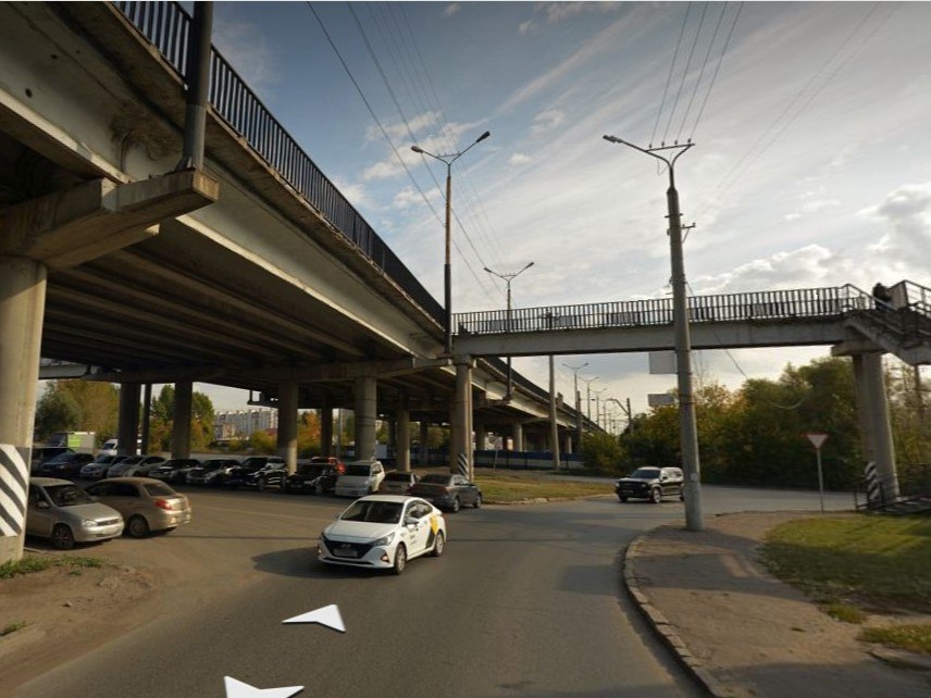 Омские власти планируют отремонтировать виадук на улице 10 лет Октября пролегающий над железной дорогой и улицей 3 й Разъезд Сроки проведения работ и их стоимость пока неизвестны так как перед этим нужно разработать проект На время ремонта виадук закрывать не будут сообщил мэр Сергей Шелест в своем телеграм канале Заявка на поиск подрядчика который сможет разработать проект опубликована на портале госзакупок На эти цели выделено 1 6 миллиона рублей Проектная документация на ремонт виадука должна учитывать следующие работы Замена деформационных швов над опорами Ремонт опор под ними Создание водоотвода Укладка нового асфальта в местах замены швов Все эти меры должны продлить срок эксплуатации моста В проекте нужно предусмотреть возможность не менять график работы железной дороги во время ремонта Также необходимо чтобы во время ремонта по дороге мог ездить транспорт для которого нужно оставить не менее одной полосы в каждом направлении Оставайтесь с нами на связи в МАХ