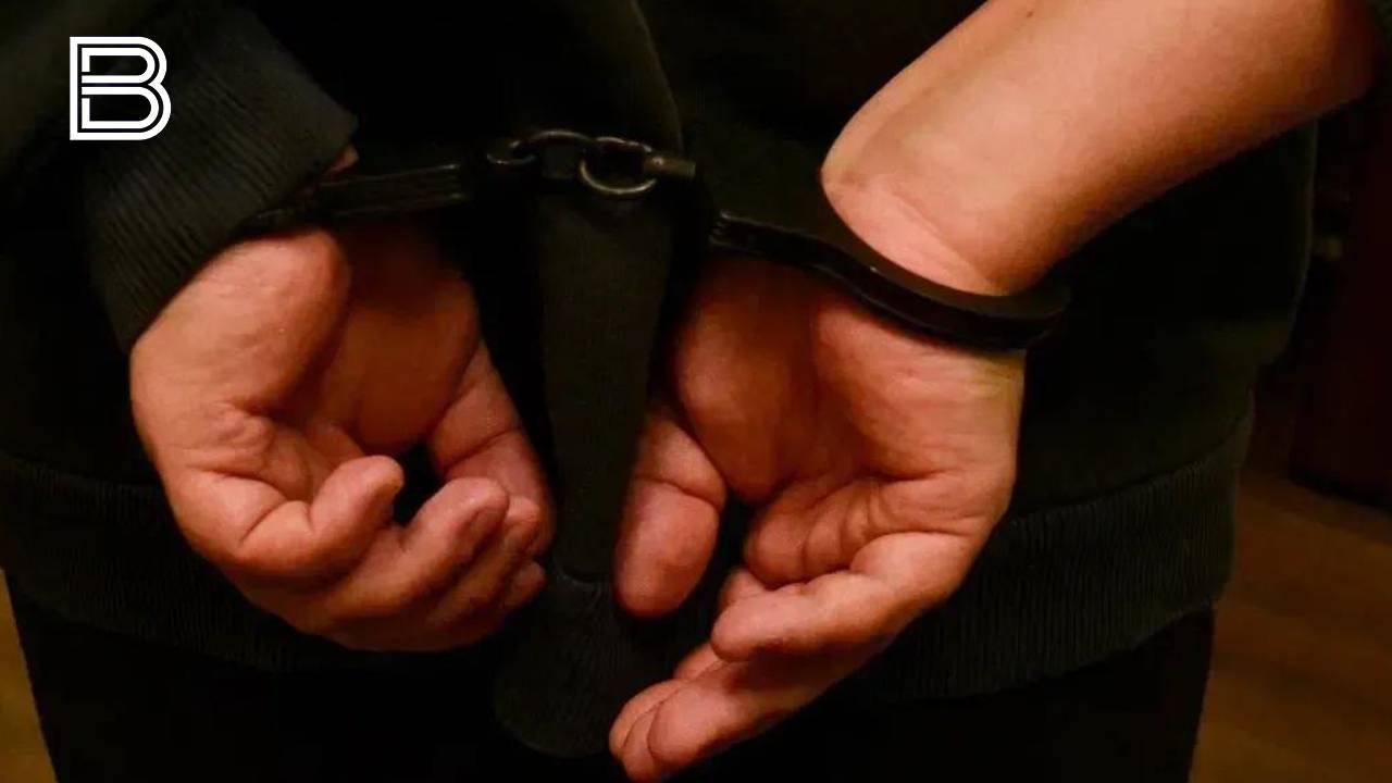 В Мурманской области задержали подозреваемого в краже полуприцепа за полмиллиона рублей По данным следствия подозреваемый обнаружил полуприцеп который длительное время стоял без движения и решил похитить его Чтобы скрыть следы преступления северянин разобрал на части транспортное средство Шасси прицепа злоумышленник вывез в безлюдное место и закопал а остальные элементы конструкции планировал использовать в личных целях По факту кражи возбудили уголовное дело по пункту в части 3 статьи 158 УК РФ сообщили в региональном Управлении МВД России Все самые важные новости Telegram MAX