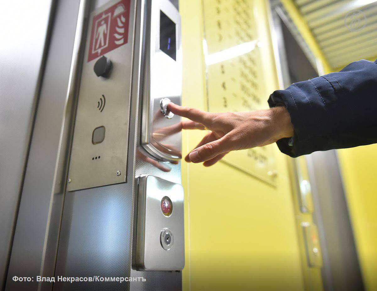 В январе октябре 75 подрядных организаций участвовали в аукционах по замене устаревших лифтов в российских регионах стало известно Ъ Число таких компаний оказалось на 15 и 16 меньше по сравнению с предыдущими годами соответственно Сокращение количества подрядчиков связано со снижением числа проводимых аукционов Основная проблема в дефиците денежных средств в регионах и высокой стоимости финансирования Аукционы на 30 лифтов не состоялись в 2025 году из за низкой закупочной цены и как следствие отсутствия участников Заказчики теперь все чаще стараются работать с производителями напрямую Сами заводы считают что сотрудничать с ними безопаснее чем с монтажными организациями Но высокая зависимость от крупных игроков рискованна проблемы одного крупного холдинга могут ударить по целым регионам предупреждают эксперты Ъузнал