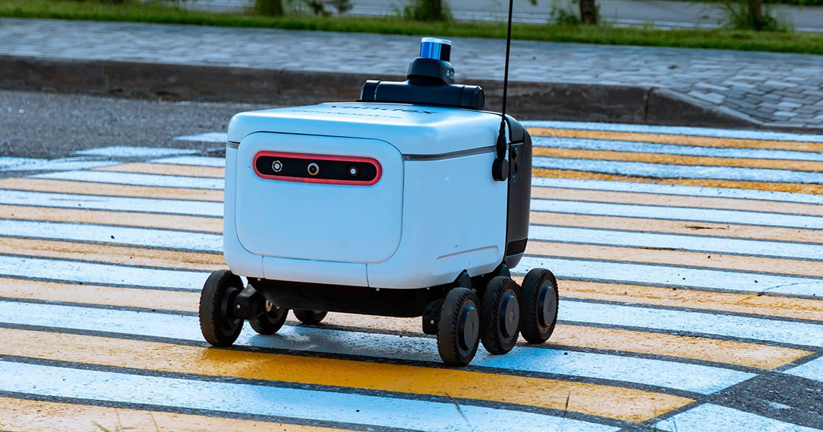 В России впервые попытались оштрафовать робота курьера на 300 тыс рублей за создание помех пешеходам в центре Москвы Однако суд отменил штраф и признал нарушителями самих пешеходов доказав невиновность курьера jkinvest news jkinvest