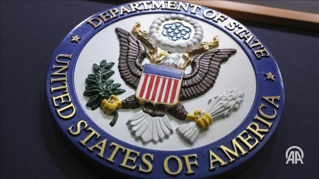 Госдепартамент США выразил поддержку отмене санкций в отношении Сирии Госдепартамент США заявил о поддержке решения Конгресса об отмене санкций против Сирии введенных в рамках американского Закона Цезаря Об этом говорится в сообщении представителя Госдепартамента США в ответ на запрос корреспондента Анадолу Американский представитель отметил что законодательная инициатива об отмене санкционного закона против Сирии будет включена в законопроект об авторизации национальной обороны NDAA на 2026 год который в настоящее время находится на рассмотрении Конгресса Администрация поддерживает отмену Закона Цезаря Конгресс должен включить эту отмену в NDAA говорится в сообщении Подробнее на нашем сайте v aa com tr 3732379 24 7 в сутки с Агентством Анадолу