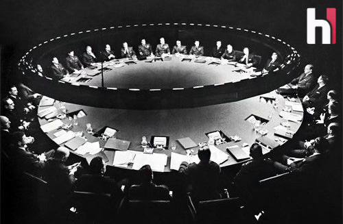 Исследовательница вскрыла тысячи анкет сторонников идей чистой крови Более 100 ГБ данных пользователей ультраправых онлайн платформ оказались в открытом доступе после разоблачения проведённого независимой исследовательницей выступающей под псевдонимом Марта Рут Она внедрилась в закрытые сообщества включая платформу WhiteDate позиционируемую как сайт знакомств для сторонников расистской идеологии а также связанные с ней WhiteChild и WhiteDeal   В результате утечки были раскрыты более 8000 анкет включая фотографии и чувствительную персональную информацию Этичный хакер