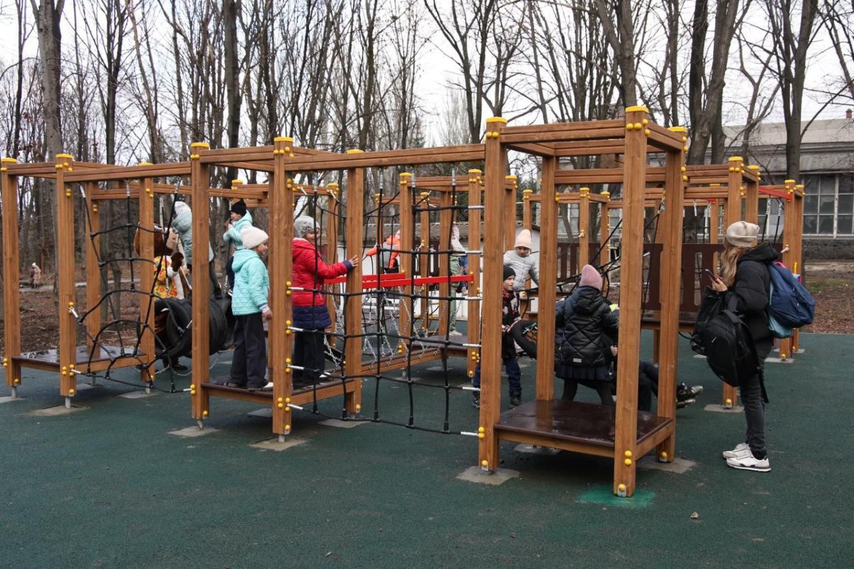 В Ясиноватой открыли парк обновленный при поддержке Челябинской области gubernia74 ru articles society 1137011 В городе Ясиноватая Донецкой Народной Республики состоялось торжественное открытие благоустроенного парка Машиностроителей Реализовать проект администрации города помогла Челябинская область оказывающая Ясиноватой шефскую помощь с 2022 года Это в первую очередь было пожелание самих жителей Когда губернатор Челябинской области Алексей Текслер приезжал в Ясиноватую люди попросили создать парк рассказал заместитель губернатора Александр Лазарев t me chgub