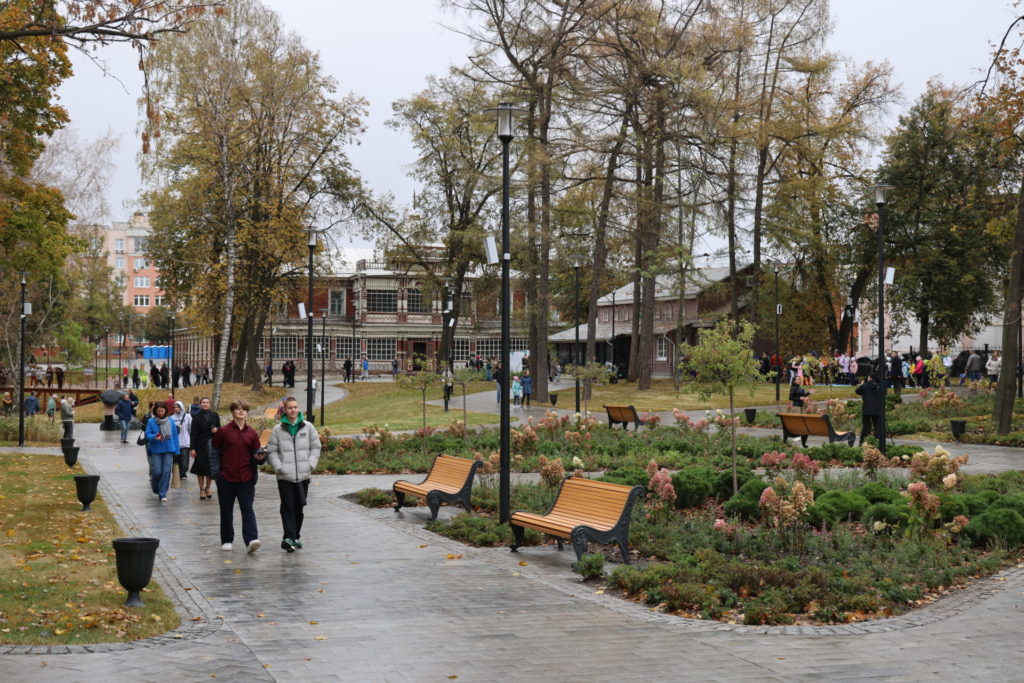 В Рязани открыли Нижний городской парк  Работы по благоустройству на его территории продолжались год и проводились по инициативе губернатора Павла Малкова.  – Год назад гулять здесь было не комфортно. Особенно по ночам. Здесь было темно и мрачно. Теперь парк полностью преобразился. Мы с коллегами очень много раз посещали эту стройку, обсуждали разные детали. Даже сейчас прошли и наметили ещё несколько пунктов, которые надо выполнить, – сказал Павел Малков.  Концепция парка полностью переосмыслена. Визуально он разделён переходом через овраг на две части. Сам переход полностью реконструирован, под ним проложена пешеходная дорожка, ведущая из одной части парка в другую. Со стороны улицы Ленина парк остался классическим с ровными дорожками, газонами, парковыми диванами. Территория со стороны улицы Садовой – более современная, нацеленная на проведение массовых мероприятий. Там обустроен амфитеатр, поставлена смотровая площадка в виде башни, проложена беговая дорожка, установлено спортивное оборудовани...