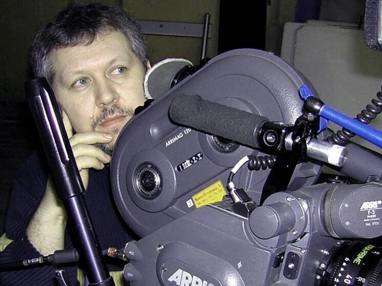 Кинооператор Игорь Кожевников скончался в Петербурге на 67-м году жизни Из жизни в возрасте 66 лет ушел кинооператор-постановщик, член Союза кинематографистов России Игорь Кожевников. Прощание с ним пройдет в Санкт-Петербурге 7 мая, сообщили в Telegram-канале организации. Господин Кожевников родился в Пензе, но образование получил в Ленинграде физико-математический факультет ЛГУ . Затем он окончил операторский факультет ВГИКа мастерская А.В. Гальперина . Вместе с российскими режиссерами кинооператор работал над картинами «Три мушкетера», «Как закалялась сталь», «Ведьма», «Клеопатра» и другими. К тому же его география работы насчитывает порядка десятка стран, среди которых Израиль, Франция, Германия. «Прощание состоится в Санкт-Петербурге 7 мая в 12.30 в Большом зале крематория по адресу Шафировский проспект, 12»,— добавили в Союзе кинематографистов. Фото: Союз кинематографистов РФ