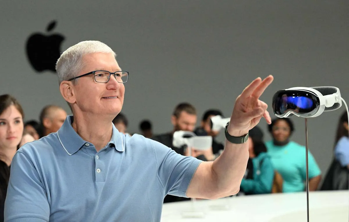 слухи Apple разрабатывает умные очки с поддержкой управления жестами но это не точно По данным издания MacRumors Будущие ИИ очки от Apple без дисплея будут иметь две камеры одна с высоким разрешением для съёмки фото и видео которыми можно поделиться в соцсетях и использовать на iPhone вторая некий широкоугольный объектив с более низким разрешением который будет считывать жесты руками и обеспечивать интерфейс для Siri Схема работы будет похожа на систему жестов у Vision Pro Издание MacRumors утверждает что AirPods Pro или Ultra будут также обновлены чтобы добавить в них такие же камеры с низким разрешением а также поддержку жестов При этом по мнению авторов издания будущие версии умных очков Apple могут уже иметь встроенный дисплей для функций дополненной реальности а вот первая версия пока не будет иметь дисплея При этом не будет также датчиков LiDAR 3D камеры или других подобных технологий потому что такие функции слишком энергоёмкие Но по данным Марка Гурмана как сказал его источник умные очки Apple без дисплея не получат управление жестами Это было бы невозможно по ряду причин включая то что технология позволяющая делать это надёжно с помощью одной камеры без нейронной помощи и без сканирования глаз на сегодняшний день не существует Это также невозможно из за очень ограниченной вычислительной мощности и проблем с временем работы от аккумулятора устройства как очков так и наушников что логично упомянуто в материале MacRumors Я ничего не слышал что указывало бы на наличие в первой версии очков или у наушников какой либо формы поддержки жестов как это описывается Я чрезвычайно скептически к этому отношусь