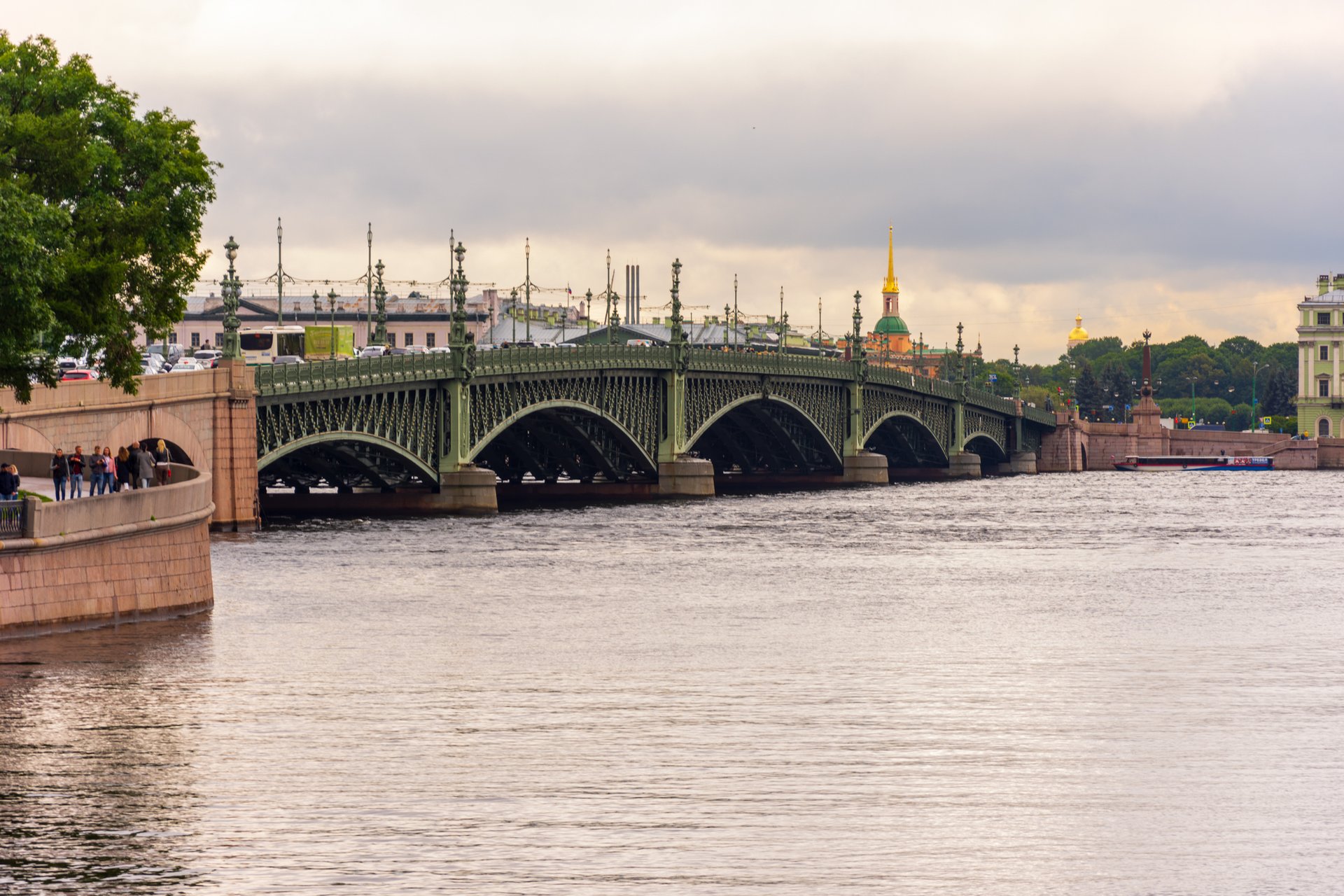 Петербуржцы стали собираться на Троицком мосту, чтобы просто покричать Таким образом они выпускают эмоции. Сейчас по утрам там собирается толпа: желающих настолько много, что инициатор решил попросить разрешения у городских властей. Подробнее: