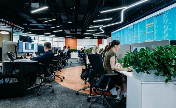 Для компаний планирующих IPO могут ввести новый вид государственной поддержки Участники рынка предложили оказывать ее в обмен на долю акций после выхода этих компаний на биржу эти акции получает регионы Авторы инициативы назвали ее опционом на капитализацию Механизм предполагает что государство будет предоставлять собирающейся на биржу компании преференции субсидии льготы и прочее а затем забирать долю из пакета который эмитент разместит на бирже Минфин концептуально поддержал это предложение но детали требуют обсуждения следует из слов замминистра Ивана Чебескова Опрошенные РБК представители финансового рынка и профильных ассоциаций допускают что внедрение механизма может повысить количество новых эмитентов ряд компаний будут готовы обменять небольшую долю в капитале на господдержку Но для инвесторов в такие компании с госучастием есть определенные риски Подробности в подписке РБК Фото Андрей Любимов РБК Читать РБК в Telegram