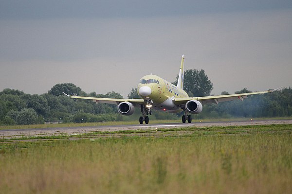 Российский «Суперджет» на ПД-8 перелетел через всю страну из Комсомольска-на-Амуре в Жуковский Полностью импортозамещенный ближнемагистральный самолет «Суперджет», разработанный ПАО «Яковлев» входит в Объединенную авиастроительную корпорацию Ростеха , прибыл на аэродром ЛИИ им. М.М. Громова в г. Жуковский для подготовки к летным сертификационным испытаниям. Это первый длительный перелет на российских двигателях ПД-8 производства ОДК. Об этом сообщает AVIA.RU. «Полет выполнялся по стандартному профилю, аналогично базовому самолету, все бортовые системы работали без замечаний. Следуя полетному заданию, мы успешно отработали посадки в двух крупных аэропортах, что говорит о высокой степени готовности этой машины», – заявил Дмитрий Деменев, пилотировавший самолет. aviaru.net/n284895