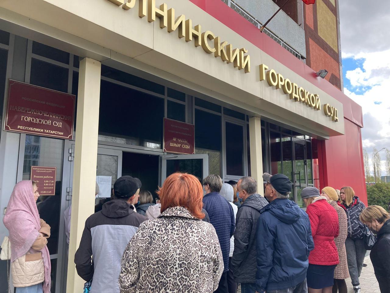 Россиян банкротов стало на 33 больше Люди массово перестают платить по кредитам и идут в суды списывать свои долги За 10 месяцев текущего года 463 тысяч россиян прошли процедуру банкротства через суд Это на 33 5 больше чем годом ранее за тот же период Данные были озвучены на форуме Банкротства Новая реальность организованного Интерфаксом и Федресурсом Процедуру банкротства проходят двумя путями через суд или с помощью внесудебной процедуры через МФЦ С помощью внесудебной процедуры банкротами стали 54 тысячи россиян что 25 2 больше чем за аналогичный период прошлого года Причина Просто люди не могут платить по кредитам на фоне ухудшения их финансового положения Специалисты констатируют люди стали чаще прибегать к банкротству из за долгов Сокращение доходов и рост расходов инфляция индексация тарифов рост цен приводят к тому что россияне вынуждены брать кредиты для покупки бытовой техники автомобилей недвижимости в том числе через ипотеку потребительские займы на жизнь на лечение на отдых и проч а затем порой кредиты на погашение кредитов В конечном итоге многие граждане перестают исполнять кредитные обязательства и списывают свои долги так как не имеют какого либо ценного имущества кроме единственного жилья и получают небольшую зарплату Юридические услуги Youtube Rutube Дзен ВК МАХ Купить рекламу