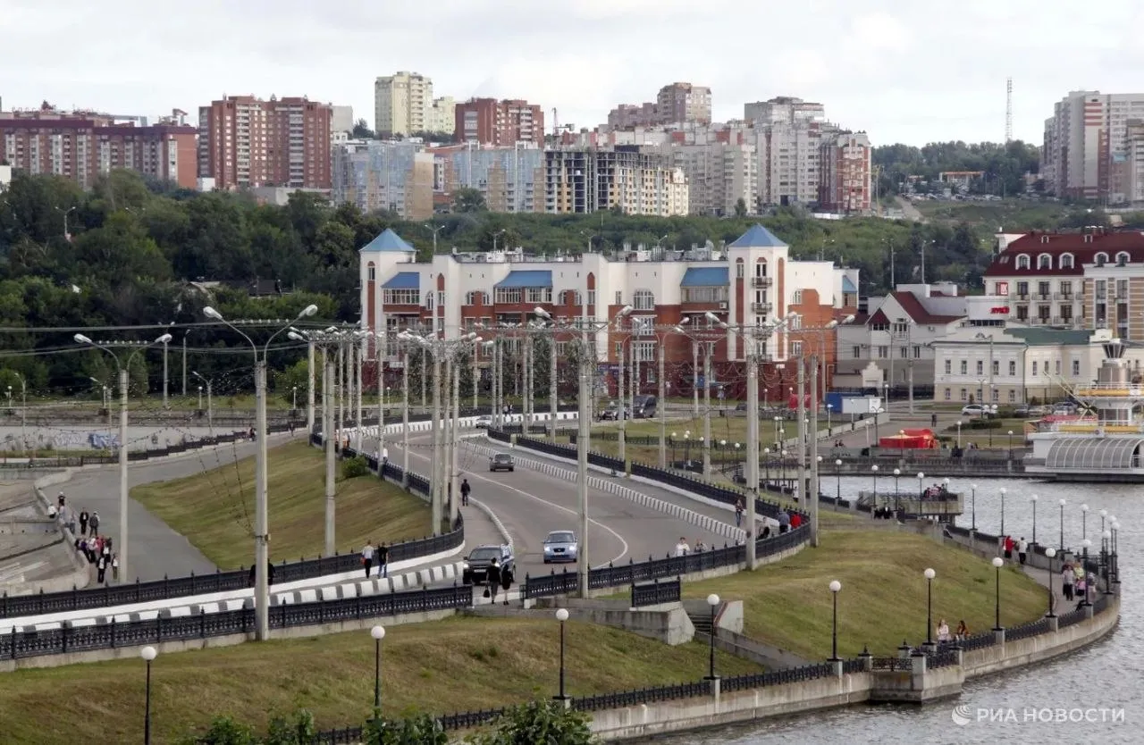 В Чебоксарах приостановили работу общественного транспорта после атаки ВСУ заявил мэр Станислав Трофимов Остановлено движение всего общественного транспорта сообщает Минтранс Чувашии Это необходимо для безопасности жителей сообщил Станислав Трофимов Горожан призвали по возможности оставаться дома О возобновлении движения ведомство уведомит дополнительно Подписаться на PRO transport Telegram MAX
