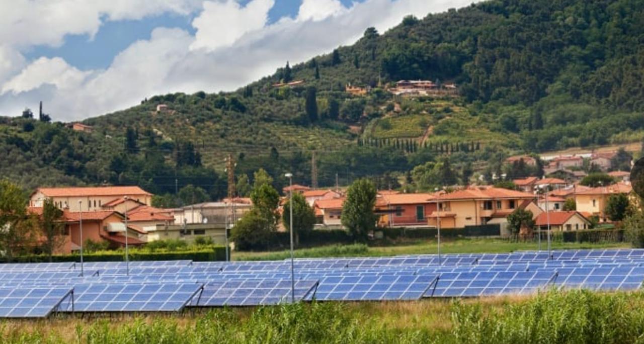 Интересно в Италии живут Новый аукцион проектов солнечных электростанций прошёл под лозунгом Не сделано в Китае В рамках аукциона отобрано 88 проектов совокупной мощностью 1 1 ГВт со средней ценой покупки электроэнергии 66 38 за мегаватт час По условиям конкурса застройщики должны ввести электростанции в эксплуатацию в течение 36 месяцев Согласно данным итальянского агентства по электроэнергетическим услугам GSE тариф на 17 выше средней цены на аукционах где не было ограничений по происхождению оборудования И еще Не сделанное в Китае не значит НЕ китайское Возможно индийское или вьетнамское а может даже европейское но на китайских компонентах Интересно было бы посмотреть на процент локализации и тогда был бы понятен экономический смысл переплачивать