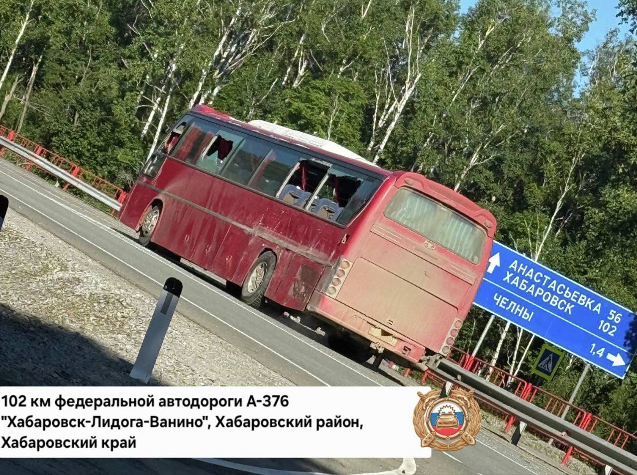 Лобовое столкновение автобусов произошло на трассе в Хабаровском районе В ночном ДТП участвовали два междугородних автобуса с 57 пассажирами. Женщину с травмой глаза госпитализировали, мужчина получил амбулаторное лечение. Водитель Daewoo пытался избежать столкновения. Прочитать статью полностью
