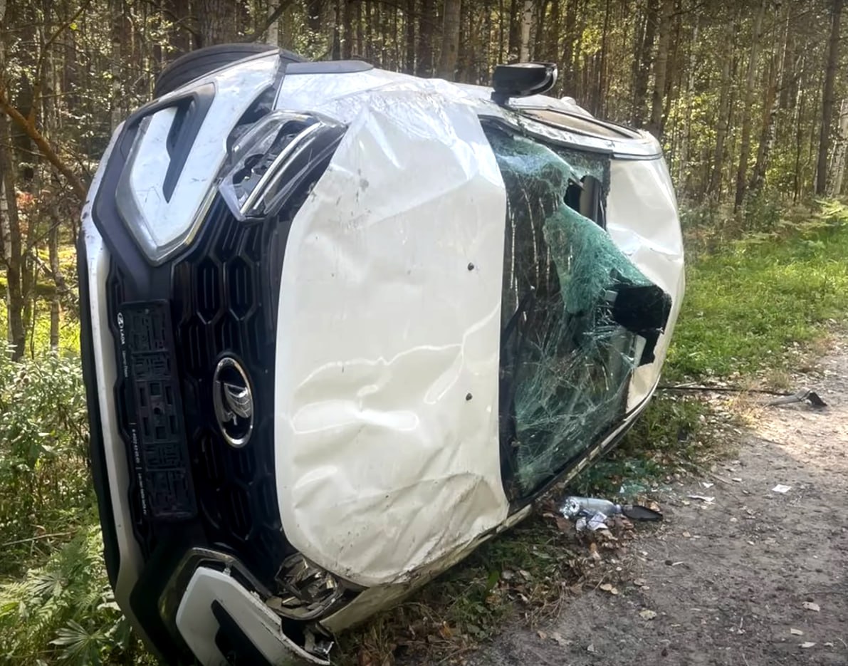 В соцсетях обсуждают случившуюся во Владимирской области аварию с участием Лады Весты Как утверждает автоэксперт Александр Шумский во время движения у автомобиля заблокировался рулевой механизм в результате чего машина вылетела на обочину и перевернулась Женщина водитель получила тяжелые травмы позвоночника Ранее АвтоВАЗ проводил сервисную кампанию по замене прошивки модуля блокировки рулевого управления на Вестах