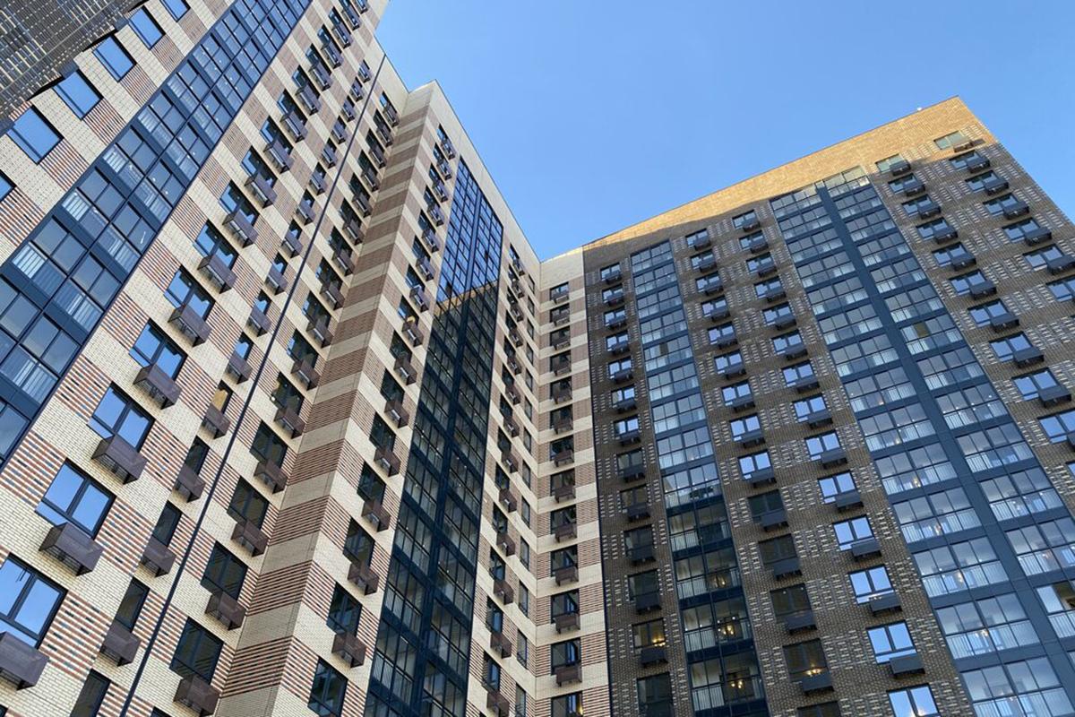 В России за отсутствие регистрации по месту фактического проживания грозит штраф в размере до семи тысяч рублей Об этом сообщил Ридусу эксперт по ЖКХ Константин Крохин комментируя предложение Новых людей отменить обязательную регистрацию граждан Если человек живет в съемной квартире без регистрации ему грозит штраф В Москве это от пяти до семи тысяч рублей В регионах сумма штрафа может быть меньше указал Крохин Он отметил что иностранные граждане обязаны зарегистрироваться по месту фактического пребывания в течение семи дней приезжие из стран СНГ в течение 30 дней а граждане России в течение 90 дней   www ridus ru n 787613 ridusnews