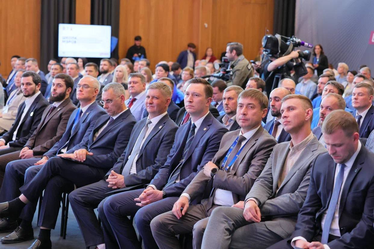«Школа мэров» провела завершающий модуль для новых потоков слушателей Участники образовательной площадки в течение 8 месяцев изучали лучшие региональные практики. Выездные модули с практическими занятиями прошли в 10 регионах России. «Мы выпускаем третий и четвертый поток образовательной программы, в рамках которой главы, их заместители, председатели дум муниципальных образований прошли обучение. Это был один из запросов, с которым муниципальное сообщество обращалось к Президенту нашей страны, и по его поручению запустилась «Школа мэров», - обратился к участникам образовательной площадки замначальника Управления Администрации Президента Евгений Грачёв. Сопредседатель ВАРМСУ, член президиума Совета при Президенте РФ по развитию местного самоуправления Ирина Гусева заявила, что проект «Школа мэров» является важным инструментом формирования компетентного муниципального управленца. «В ходе «Муниципального диалога» мы получаем обратную связь и знаем, что образовательный проект стал стартовой площадкой для многих успешных руководителей», - подчеркнула Ирина Гусева. Организаторы «Школы мэров» – Высшая школа государственного управления Президентской академии при поддержке Администрации Президента РФ и ВАРМСУ Всероссийская ассоциация развития местного самоуправления . Выборный