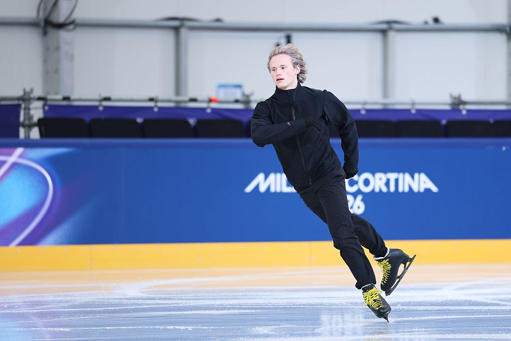 Хоккеист Александр Овечкин завязывает коньки желтыми шнурками Он подарил такие же фигуристу Илье Малинину который претендует на золото Олимпиады Спортсмен будет носить их весь турнир видимо на удачу Малинин уже вышел на первую тренировку на олимпийском льду Милана Игры начнутся 6 февраля а заветную для Малинина золотую медаль в мужском одиночном катании разыграют 13 го Американец с русскими корнями главный претендент на победу Он выиграл два последних чемпионата мира и три финала Гран при благодаря беспрецедентной сложности программ Больше новостей в Daily News