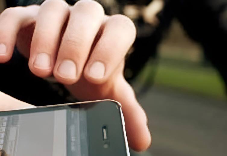 Фигурантом уголовного дела стал гражданин открыто похитивший телефон у мужчины во Фрунзенском района В полицию Фрунзенского района поступило заявление о хищении телефона неизвестный мужчина взял телефон для звонка и забрал себе Ущерб составил 10 тысяч рублей Установлен подозреваемый местный житель 1985 г р мужчина находясь в состоянии опьянения встретился в магазине с заявителем который предложил употребить вместе алкогольные напитки Далее в ходе совместного распития подозреваемый попросил воспользоваться смартфоном у заявителя но в итоге забрал его и скрылся Свои действия гражданин объяснил тем что потерпевший якобы не оплатил общую выпивку Подразделением дознания ОМВД России по Фрунзенскому городскому району возбуждено и расследуется уголовное дело по признакам преступления предусмотренного ч 1 ст 161 УК РФ Грабеж В настоящий момент подозреваемому избрана мера пресечения в виде подписки о невыезде и надлежащем поведении Подписаться на нас в МАХ Подписаться на нас ВКонтакте Полиция ЯрославскаяОбласть МВДРФ mvd76 УголовноеДело Грабеж