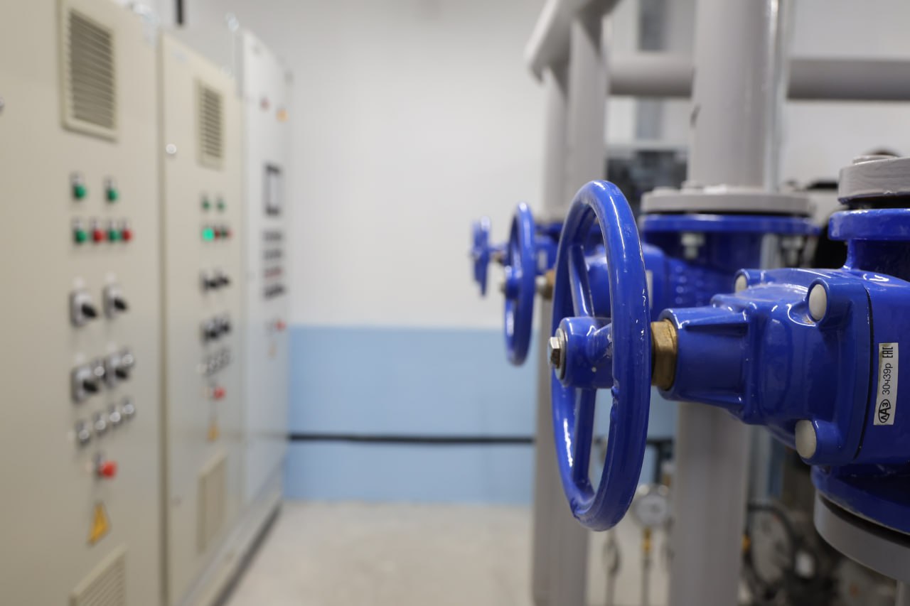 В Архангельске стартовал ключевой этап модернизации системы водоснабжения РВК Архангельск начал второй основной этап технологического переключения абонентов с магистрального водовода диаметром 1000 мм тысячник на новую кольцевую сеть диаметром 630 мм Эти работы идут в рамках масштабной программы которая повысит надежность и бесперебойность водоснабжения города В ходе первого пробного этапа специалисты компании протестировали новые решения и отработали алгоритмы Инженеры тщательно проанализировали полученный опыт и устранили все выявленные технические нюансы Такая подготовка была необходима для плавного и контролируемого проведения главного переключения В рамках второго этапа магистральный водовод остановлен потребители переведены на питание от нового кольцевого водовода Сейчас специалисты РВК Архангельск непрерывно следят за работой гидравлической системы на всех стадиях процесса Главный инженер РВК Архангельск Дмитрий Черкашин подчеркнул стратегический характер работ Внедрение кольцевой схемы водоснабжения представляет собой современный отраслевой стандарт который повышает устойчивость инфраструктуры После завершения работ подача воды в случае ремонта тысячника на любом участке будет идти с кольцевого водовода что минимизирует количество затронутых абонентов Фото РВК Архангельск