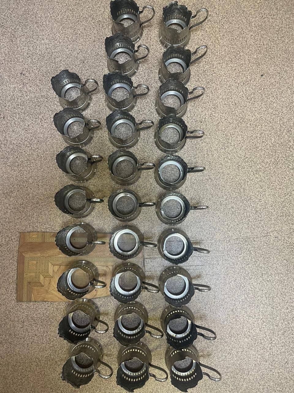 Работница вагонного депо в Челябинске больше года прятала партию подстаканников чтобы вывезти их к себе 10 штук женщина успела продать своему знакомому А потом в схему вмешалась полиция ущерб составил почти 200 тысяч рублей Возбуждено уголовное дело Кстати Челябинск