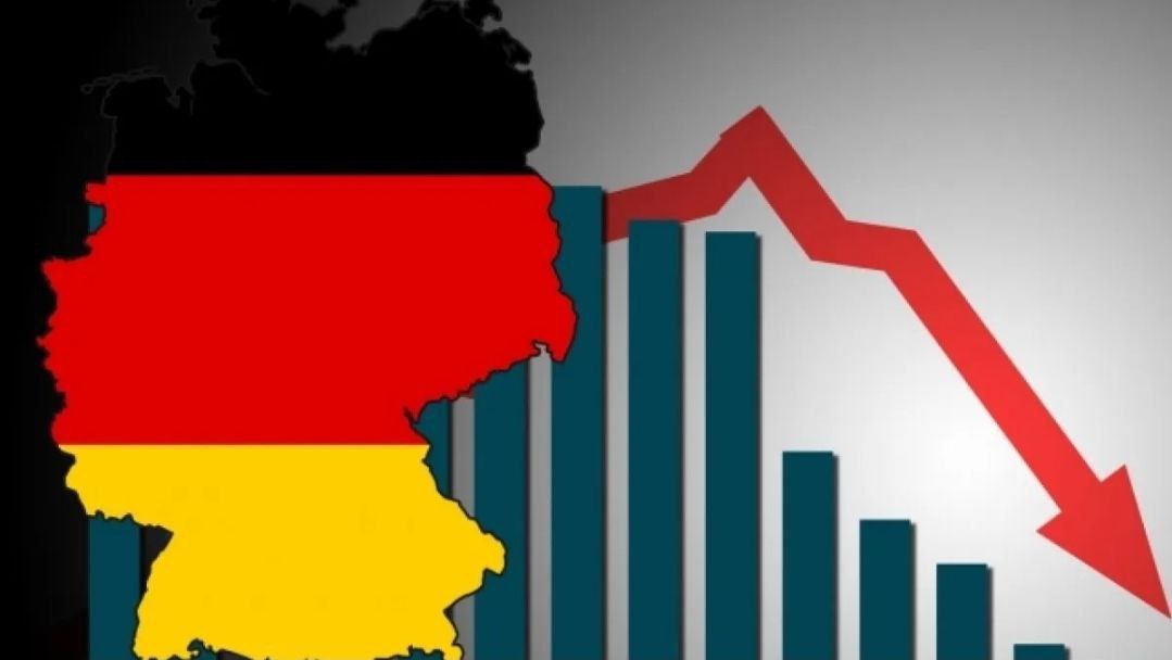 Прибыль немецких корпораций падает третий год подряд У 100 крупнейших компаний ФРГ акции торгуются на бирже прибыль до уплаты процентов и налогов EBIT составляют 102 млрд евро на 15 меньше чем за аналогичный период прошлого года Прибыль снизилась примерно в половине этих компаний подсчитала аудиторская и консалтинговая фирма EY В число наиболее пострадавших крупнейшие немецкие автопроизводители Volkswagen BMW и Mercedes Операционная прибыль автогигантов за первые девять месяцев 2025 года упала сразу на 46 примерно до 17 8 млрд евро отмечает n tv Прибыли ведущих компаний Германии упали еще сильнее на 71 NewsEconomics