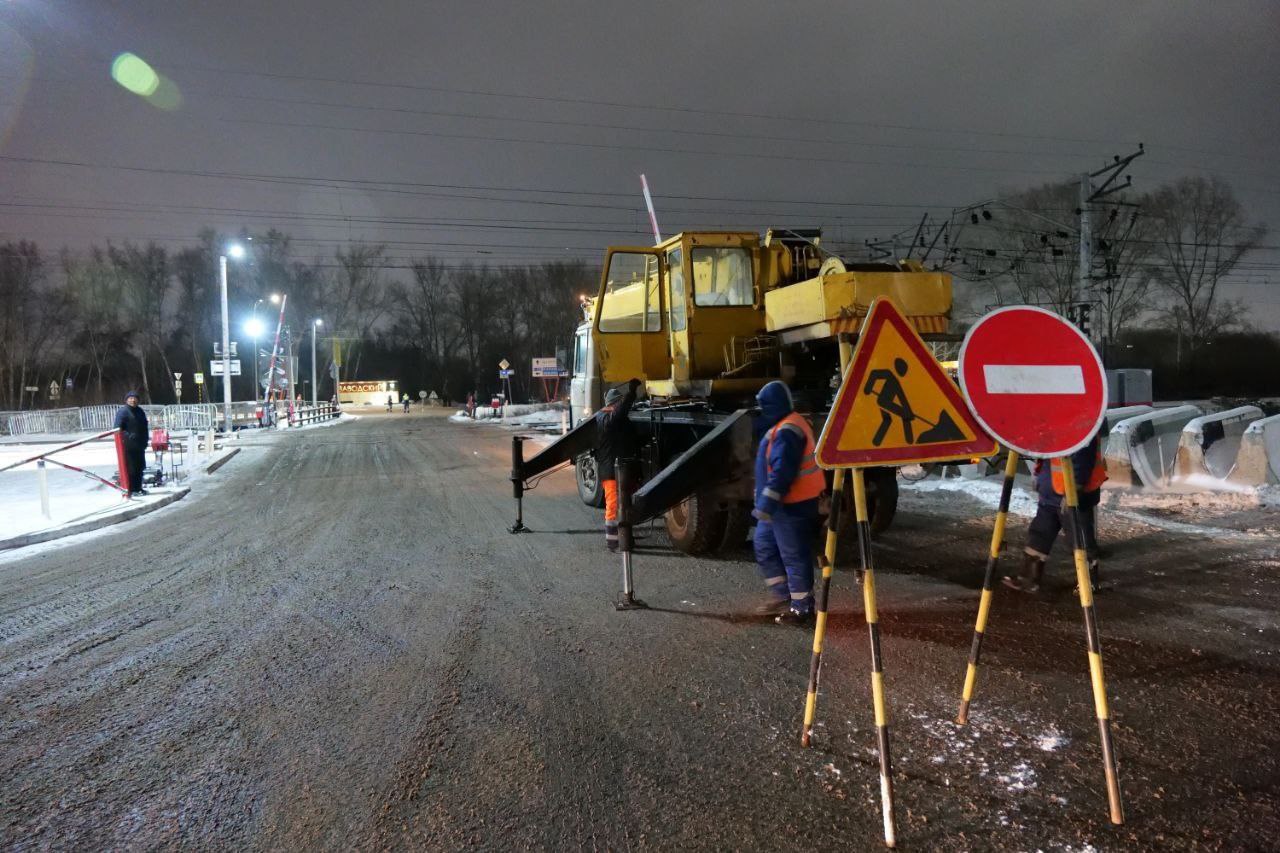 В Кемерове закрыли основной въезд в микрорайон Пионер – что происходит?  Сегодня ночью в Кемерове рабочие перекрыли для водителей и пешеходов путепровод на въезде в жилой район Пионер на улице Марата. Это сделали в связи с предстоящим капитальным ремонтом сооружения. Вновь открыть путепровод в мэрии рассчитывают в мае 2025-го.  Для удобства пешеходов рядом с путепроводом оборудовали временный мост. До окончания работ по Пионеру будет курсировать бесплатный автобус, на котором жители смогут добраться до этой переправы, а затем – и до остановок, откуда можно уехать на общественном транспорте в центр города.  Автомобилистам власти предложили пользоваться другими дорогами – по старой юргинской трассе, через Мозжуху, либо по восточному объезду, по трассе через Сухую речку.  Ремонт путепровода обойдется в 186,7 миллиона рублей. Тендер на его восстановление выиграло подконтрольное городской администрации АО «Мостремонт».  Фото: Александр Чаринцев / пресс-служба администрации Кемерова