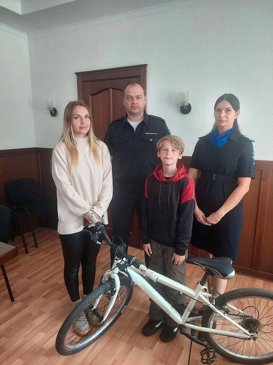 «Возвратно утеряно»: полицейские вернули юному красноярцу похищенный велосипед 25 мая в дежурную часть отдела полиции № 2 МУ МВД России «Красноярское» обратилась жительница Октябрьского района с заявлением о том, что неизвестные похитили велосипед стоимостью около 8 тысяч рублей, принадлежащий ее 12-летнему сыну. Сотрудники полиции установили, что подросток оставил железного коня на детской площадке, а сам пошел домой. Когда мальчик вернулся во двор, велосипеда на месте не оказалось. При проведении оперативных мероприятий сотрудники уголовного розыска задержали предполагаемого похитителя. Им оказался ранее судимый за имущественные преступления красноярец 1997 г.р. Правоохранители выяснили, что мужчина сдал велосипед в ломбард. Имущество было изъято и возвращено законному владельцу. В отношении задержанного возбуждено уголовное дело по ч. 2 ст. 158 УК РФ «Кража». Фигуранту грозит максимальное наказание в виде лишения свободы на срок до пяти лет. ГУ МВД России по Красноярскому краю