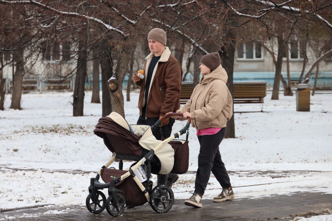 Новые законы для поддержки особых семей приняты на Южном Урале Сегодня депутаты Законодательного собрания Челябинской области приняли ряд законов направленных на поддержку особенных семей В частности расширен перечень категорий граждан на получение бесплатной юридической помощи Депутаты поддержали инициативу губернатора Алексея Текслера о внесении изменений в региональный закон Об оказании бесплатной юридической помощи в Челябинской области Право на бесплатную юридическую помощь предоставлено молодым людям в возрасте от 18 до 23 лет которые обучаются по школьным или основным профессиональным образовательным программам и или программам профессиональной подготовки рабочих и служащих и потеряли в период обучения обоих родителей или единственного родителя Также принят закон расширяющий поддержку семей с детьми страдающими редкими заболеваниями Семьи воспитывающие детей с муковисцидозом теперь смогут получать дополнительную социальную помощь Ежемесячная денежная выплата размер которой в настоящее время составляет 5733 рубля будет предоставляться одному из родителей или законному представителю на каждого ребенка до 18 лет страдающего муковисцидозом zso74 eugenejut