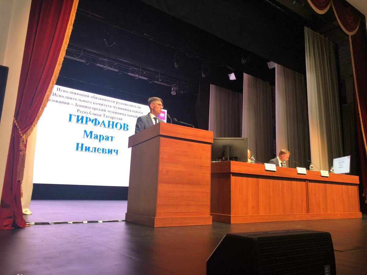  Глава исполкома Лениногорского района высказался о следственных действиях с его участием Глава исполкома Лениногорского района Марат Гирфанов прокомментировал уголовное дело, по которому он проходит подозреваемым. По его словам, силовики проверяют соответствие законодательству процедуры выкупа в муниципальную собственность помещения детского сада во времена, когда он еще работал в исполкоме Альметьевского района. Об этом он написал в своем телеграм-канале. «Уверен, что следственные органы разберутся во всех аспектах дела и примут верное решение. Люди работают профессиональные, чтобы во всем разобраться», — отметил Гирфанов. По его словам, в эти у него много оперативных задач и работа не останавливается. Сейчас в районе выполняются большие строительные и дорожные работы, идет подготовка к отопительному сезону. Подпишитесь: