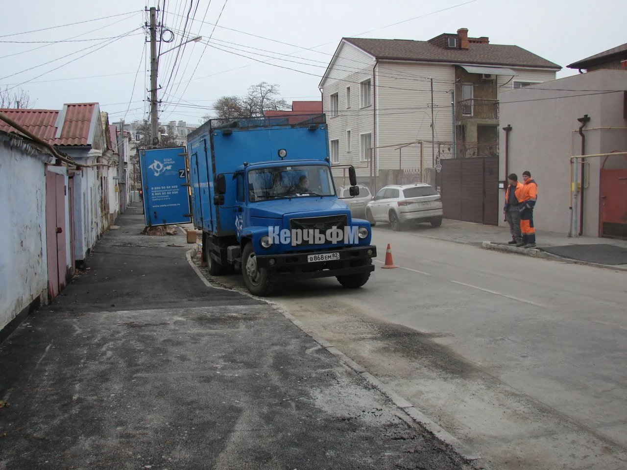 Новый асфальт на дороге сегодня вскрывали из-за порыва водовода  Новый асфальт на дороге сегодня вскрывали из-за порыва водовода.  Порыв произошел на улице 23 мая 1919 года, недалеко от ее пересечения с улицей Курсантов., передает КерчьФМ.  Возле тротуара одного из частных домов образовалась большая лужа..... подробнее