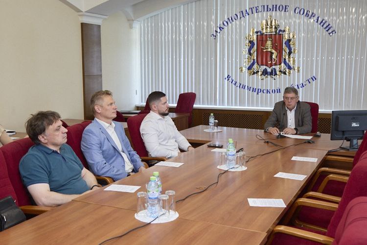 На заседаниях профильных комитетов депутатам Законодательного Собрания был представлен доклад по законопроекту «Об исполнении областного бюджета за 2024 год». Исполняющий обязанности Министра финансов Максим Васенин и первый заместитель Министра Елена Путова помимо общих данных озвучили информацию, касающуюся специфики каждого комитета. В 2024 году доходы областного бюджета выросли на 10% и составили 116,6 млрд рублей. Бюджет выполнил все обязательства, включая социальную поддержку, финансирование экономики и бизнеса, а также расходы, связанные со спецоперацией. Значительную часть расходов бюджета составили затраты, связанные с развитием жилищно-коммунального и дорожного хозяйства, строительством, обновлением транспортного парка. Например, на ремонт и строительство дорог в области в целом было израсходовано около 10 млрд рублей. По программе «Благодвор» отремонтировали почти 900 дворов, а также пространств, прилегающих к жилым домам. Подробнее на сайте