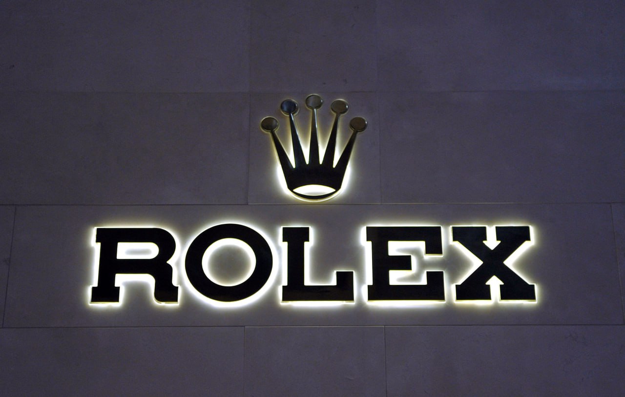 Роспатент зарегистрировал пять товарных знаков Rolex Федеральная служба по интеллектуальной собственности Роспатент зарегистрировала несколько товарных знаков швейцарской компании Rolex Среди зарегистрированных заявок Rolex President Cerachrom Oysterlock Rolex Superlative и Rolex Glidelock Заявки на регистрацию были поданы из Швейцарии Срок истечения действия товарных знаков десять лет с момента подачи заявления на их регистрацию Товарные знаки регистрируются по классу 14 международной классификации товаров и услуг МКТУ который включает различные виды часов В марте 2022 года сообщалось что швейцарская часовая компания Rolex приостанавливает экспорт в Россию