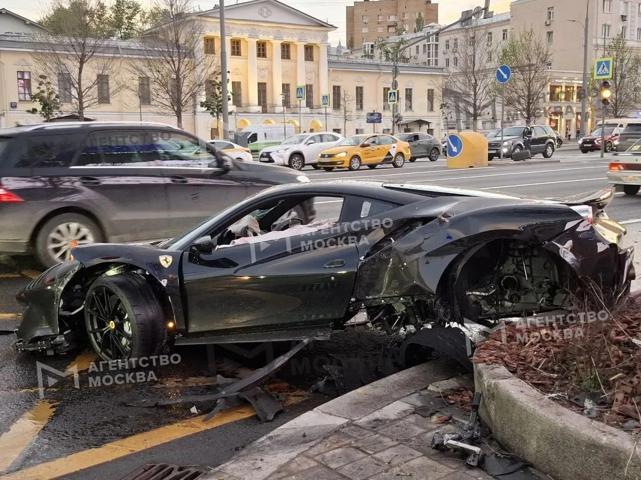 Ferrari без номеров врезалась в светофор на Зубовском бульваре в центре Москвы По предварительным данным пострадали только суперкар и светофор Агентство Москва в Максе