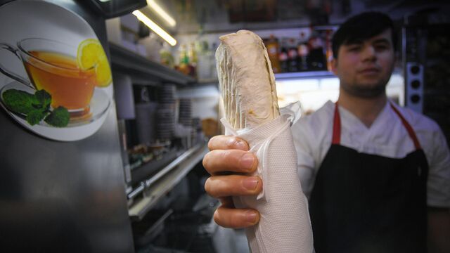 58 человек отравились шаурмой в частной школе Бишкека В Бишкеке произошло массовое отравление связанное с употреблением шаурмы в столовой частной школы В результате инцидента пострадали 58 человек среди которых 54 ребёнка и четверо взрослых По данным Министерства здравоохранения все пострадавшие употребили шаурму 31 октября в обеденное время с 12 00 до 13 00 В Республиканскую клиническую инфекционную больницу были доставлены все пострадавшие Девять человек семь детей и двое взрослых госпитализированы их состояние стабильное Остальным 49 пациентам была оказана медицинская помощь после чего они были направлены на амбулаторное лечение В настоящее время компетентные органы проводят эпидемиологическое расследование для выяснения причин произошедшего Подпишитесь на AsiaToday