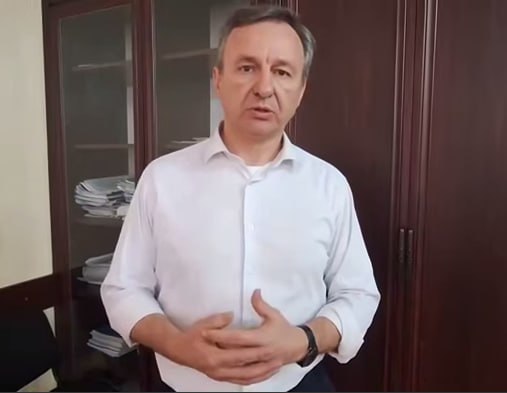 Мэр пригорода Кишинева Кодру Стелиан Маник объявил о выходе из правящей партии PAS Он обвинил своих уже бывших коллег в политических играх из за которых пострадали жители пригорода Он рассказал что мунсоветники которые являются членами разных партий в том числе и PAS блокируют работу совета а также профильных комиссий что привело к блокировке строительства новой школы Все мои попытки на разных уровнях партии сообщить об этих вещах были проигнорированы отметил Маник rusputnikmd 2