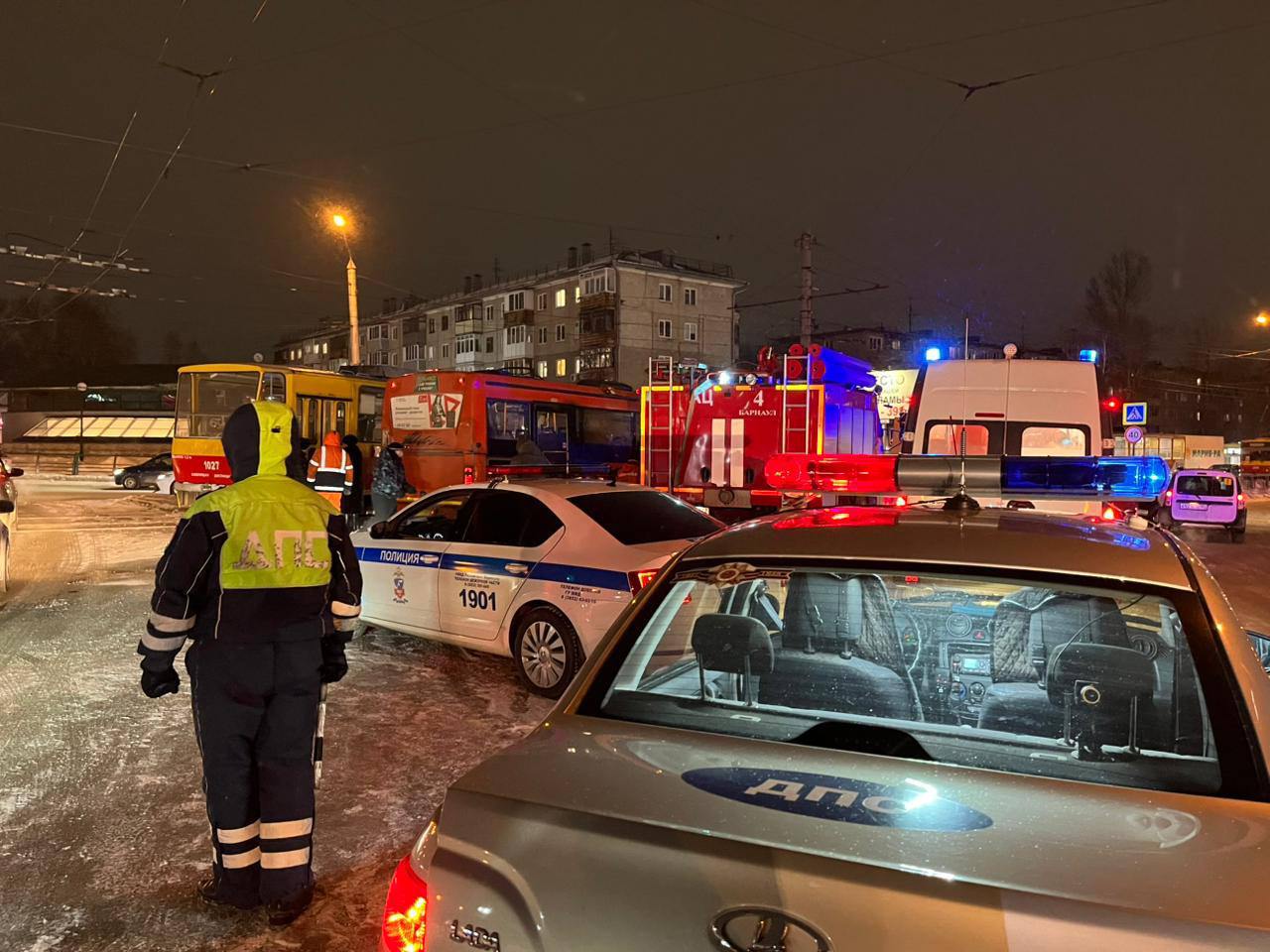 В связи с ДТП на Малахова по поручению прокурора Алтайского края Антона Германа организована проверка исполнения законодательства о безопасности дорожного движения, причин и условий, способствовавших происшествию.   Как сообщили в краевой прокуратуре, при наличии оснований будут приняты меры прокурорского реагирования в сфере профилактики травматизма, организации движения, содержания уличной дорожной сети.   фото: ГУ МВД по Алтайскому краю    ТОЛК