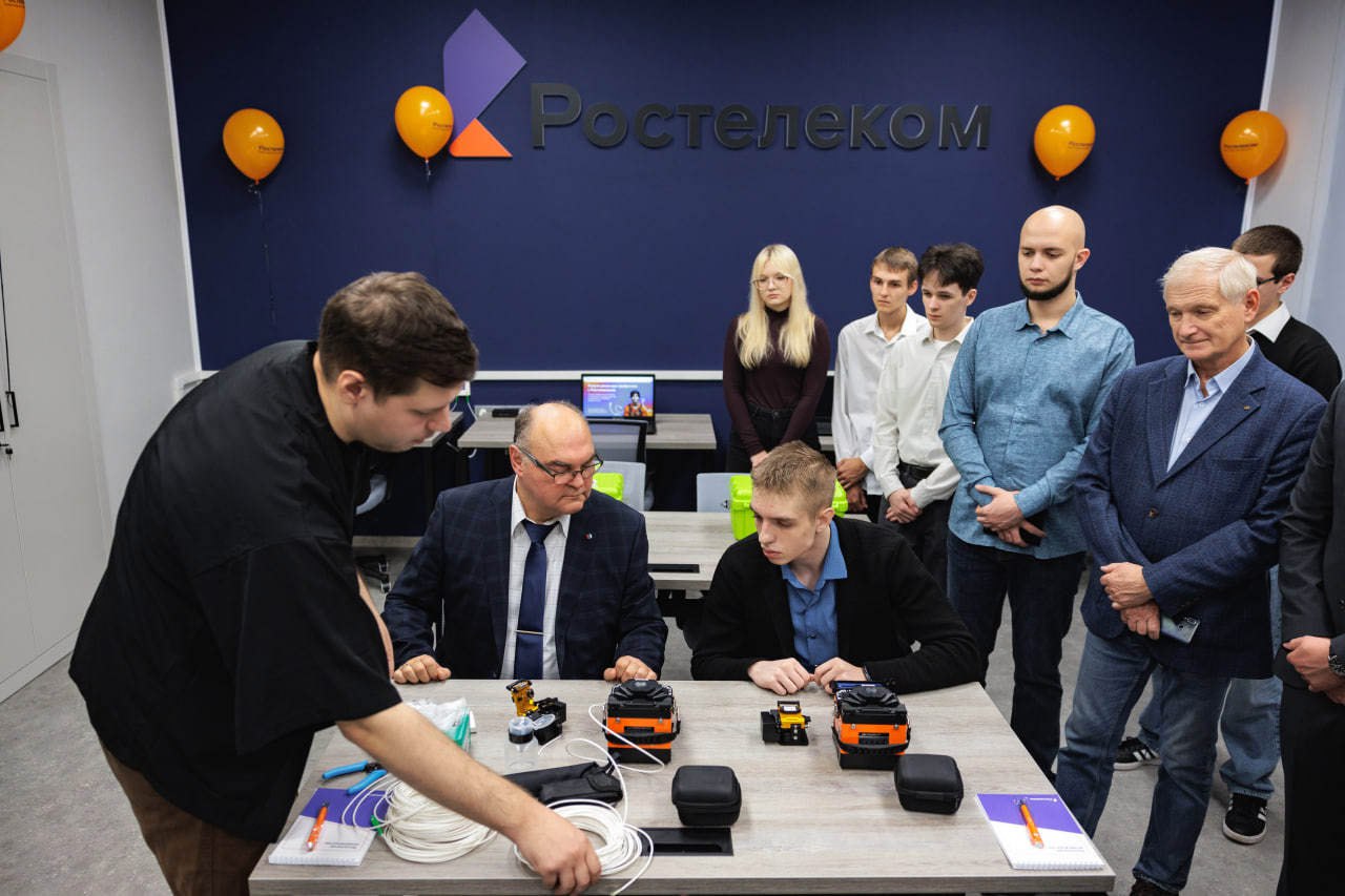 В Красноярске открылся новый учебный класс на базе колледжа радиоэлектроники и информационных технологий Его оборудовал Ростелеком За четыре месяца студенты смогут бесплатно пройти профессиональную подготовку сдать экзамены и приступить к работе мастера по обслуживанию абонентов Образовательный курс включает теоретический блок и практические занятия Создание учебных пространств для ИТ сферы проходит в рамках нацпроекта Экономика данных krskstate