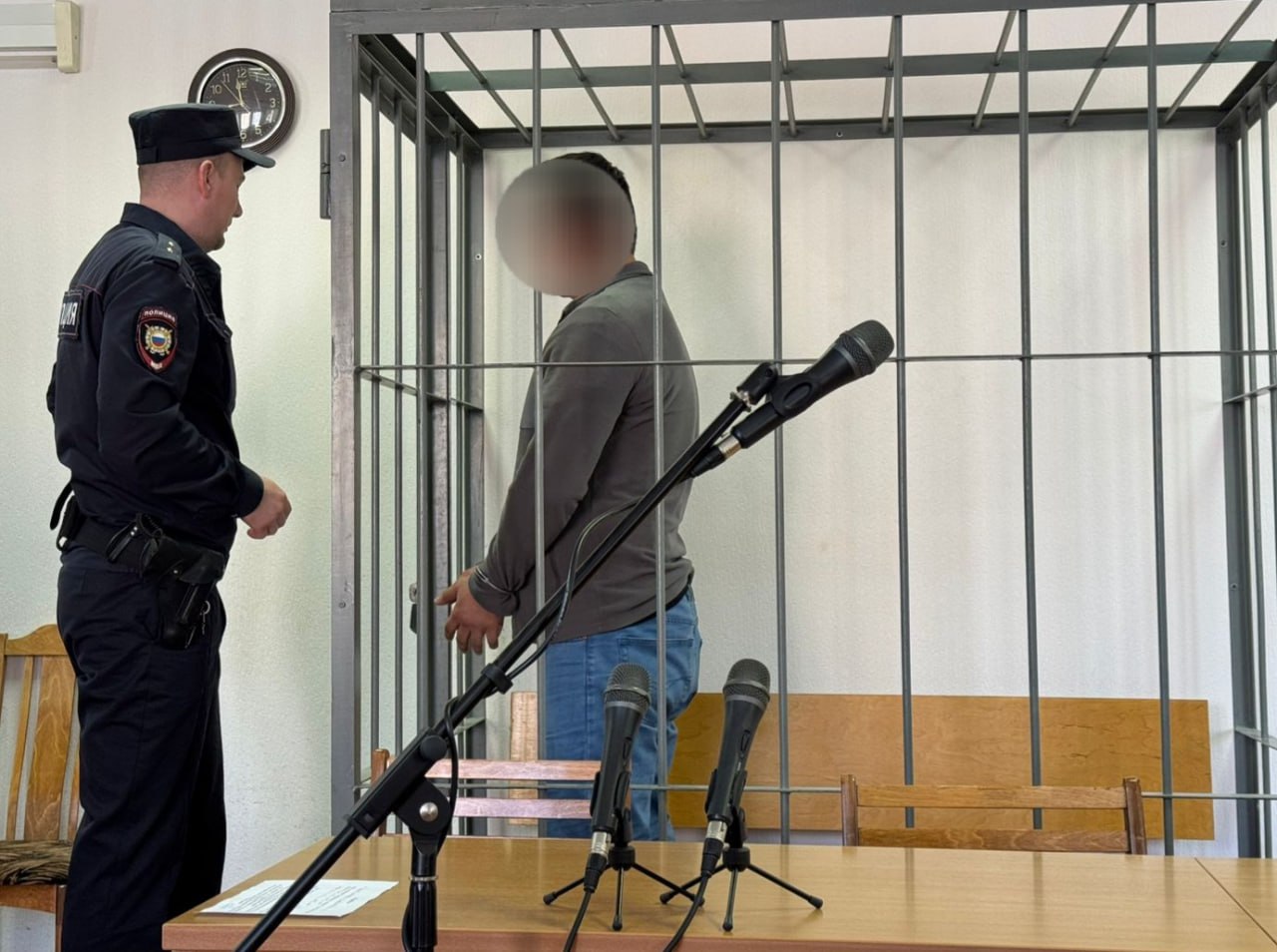 Житель Северодвинска подозревается в покушении на дачу взятки должностному лицу в крупном размере  Региональными следственными органами СКР возбуждено уголовное дело в отношении 39-летнего жителя города Северодвинска, подозреваемого в совершении преступления, предусмотренного ч.3 ст. 30, п. «б» ч.4 ст. 291 УК РФ  покушение на дачу взятки должностному лицу за совершение заведомо незаконных действий, в крупном размере .  Следствием установлено, что 16 мая 2025 года в торговом отделе в городе Северодвинске сотрудниками полиции задокументирован сбыт товара, принадлежащего индивидуальному предпринимателю, без маркировки и соответствующей информации. Управляющий указанным отделом, в котором фактически реализовывалась контрафактная одежда и обувь, достал из одежды 50 купюр по 5 тысяч рублей каждая и предложил их сотруднику полиции за возврат товара и прекращение правового разбирательства. Его противоправные действия пресекли и доставили в следственный орган.     Подозреваемый арестован. Он признал свою вину.  Уголовное дело возбуждено на основании материалов, представленных ОЭБиПК УМВД России по г. Северодвинску.  Ведется следствие.