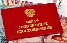 На Алтае экс-полицейский осуждён за мошенничество с пенсией В Республике Алтай признали виновным 52-летнего жителя Заринска, который мошенничал с пенсионными выплатами. Об этом сообщили в СУ СК по региону. По данным ведомства, в июне 2022 года пенсионер органов внутренних дел зарегистрировался в Кош-Агачском районе, где фактически не жил, и предоставил в МВД по Республике Алтай ложные сведения о месте проживания. В течение нескольких лет он получал пенсию за выслугу лет с учетом повышенного районного коэффициента. Всего он получил более 375 тысяч рублей. «Преступление выявлено и пресечено благодаря эффективному взаимодействию следователей с сотрудниками управления экономической безопасности и противодействия коррупции МВД России по Республике Алтай», - отметили в следкоме. Мужчина признал свою вину и возместил ущерб. По решению суда он оштрафован на 110 тысяч рублей. КП Барнаул