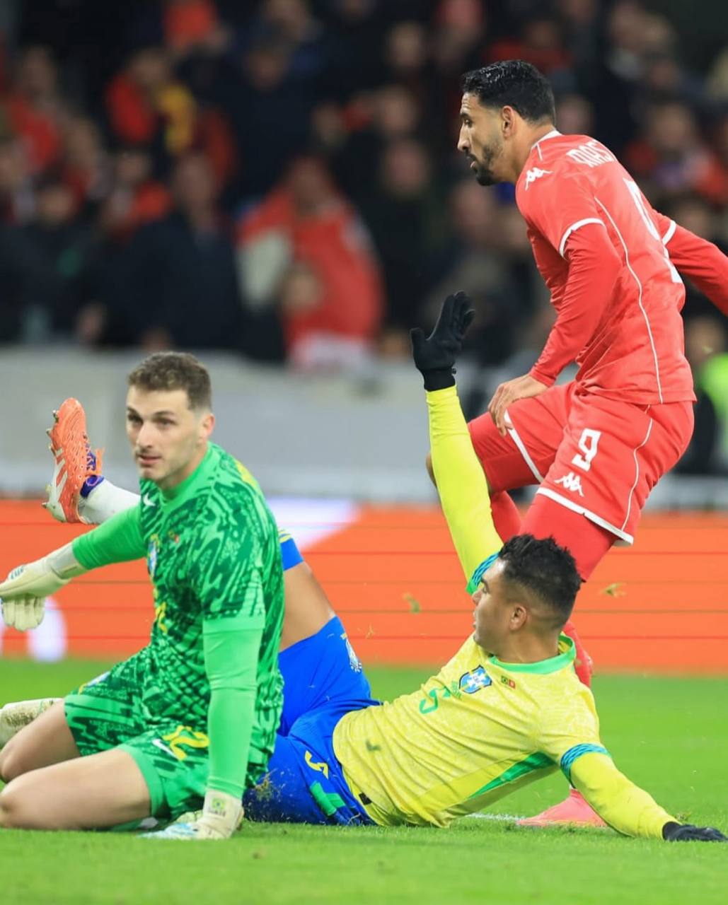 Форвард Динамо Хазем Мастури забил мяч в ворота сборной Бразилии в товарищеском матче ТунисБразилия   dinmx