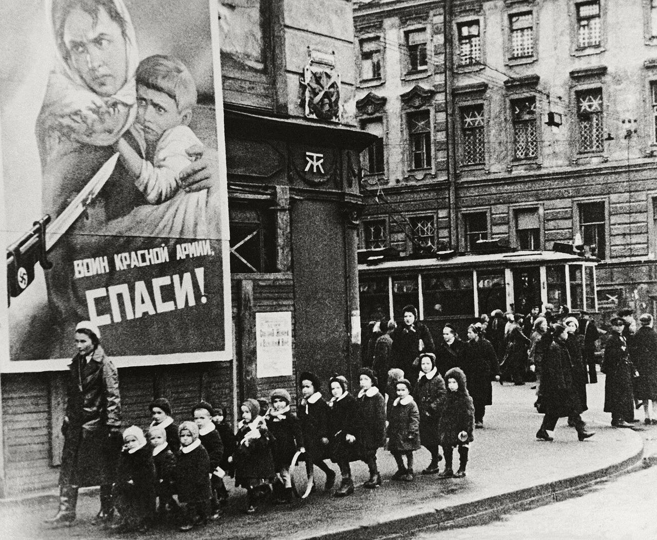Власти Санкт-Петербурга объявили о прибытии жителей, переживших блокаду, из десяти зарубежных государств для участия в торжествах, посвященных 80-й годовщине Победы в Великой Отечественной войне. Ожидается прибытие около 65 человек из разных стран, включая Армению, Беларусь, Германию, Туркменистан, Узбекистан и Эстонию.
