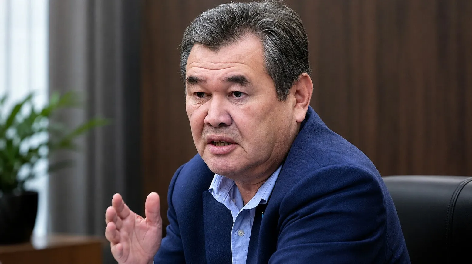 Смена руководства в Кызылординской области Новым акимом Кызылординской области стал Мурат Ергешбаев В марте 2023 года он вошел в состав Мажилиса по списку AMANAT передает ArbatMedia Мурат Ергешбаев родился 12 апреля 1966 года в Кызылорде Он окончил Алма Атинский институт народного хозяйства по специальности экономист а также Национальную высшую школу государственного управления при президенте Казахстана Карьеру начал в 1989 году с работы экономистом в совхозе В дальнейшем трудился в банковском секторе занимал различные должности в акимате Кызылординской области и работал в организациях связанных с финансовыми вопросами и социальной сферой В 2008 2010 годах Ергешбаев возглавлял администрацию Кызылорды Позже руководил Кармакшинским Шиелийским Казалинским и Сырдарьинским районами региона Также он работал в АО КазАгроПродукт и возглавлял управление координации занятости и социальных программ Кызылординской области Мурат Ергешбаев награжден орденом Құрмет Прислать новость