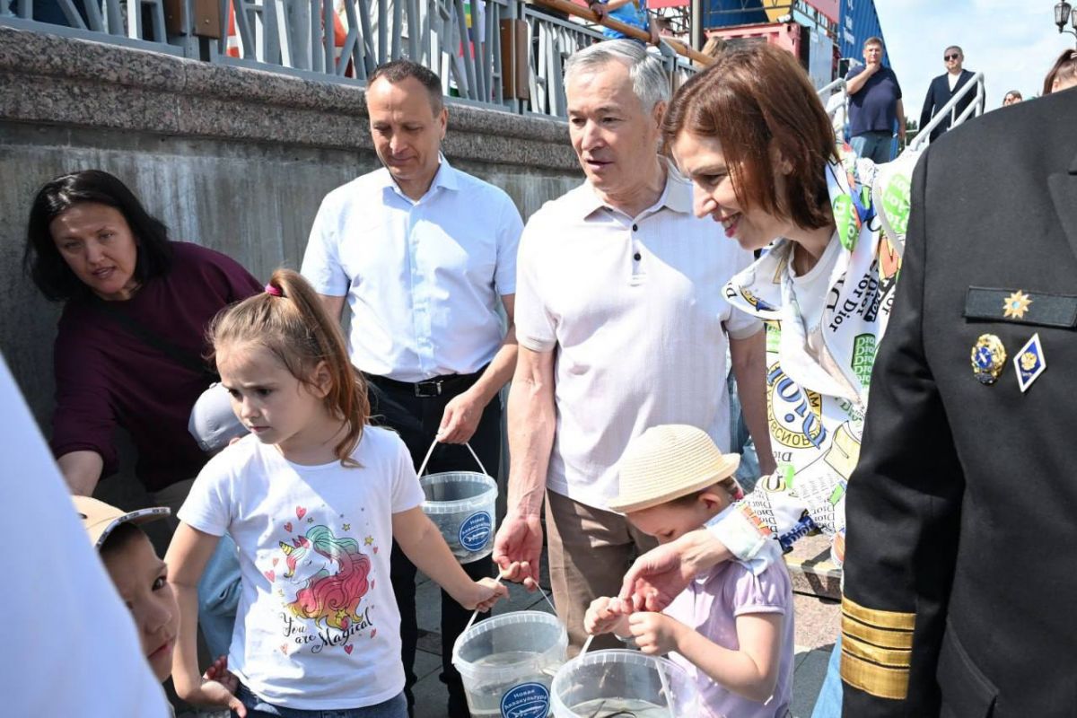 Экологическая акция «Новая жизнь» прошла в Тюмени. В ее рамках дети участников СВО и дети, появившиеся на свет благодаря врачам центра репродуктивной медицины «Меркурий», выпустили в Туру около тысячи маленьких рыб. Организатором мероприятия выступил член регсовета сторонников, глава Нижнеобского территориального управления Федерального агентства по рыболовству Иван Матаев. Акция призвана стать ежегодной традицией, направленной на восстановление водных биоресурсов и улучшение экологической обстановки в регионе. — Пусть эти маленькие рыбки приживутся в родной стихии и подарят потомство, радуя будущие поколения жителей Тюменской области. Ведь забота об окружающей среде — это инвестиция в наше общее будущее и сохранение природного наследия для потомков, — подчеркнул руководитель регионального совета сторонников, председатель Тюменской областной думы Фуат Сайфитдинов. Единая Россия Тюменская область