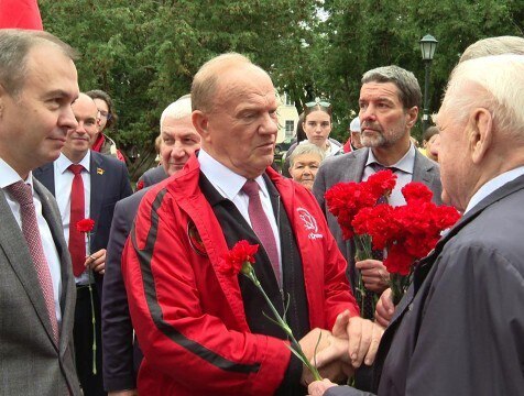 Лидер КПРФ Зюганов прибыл с рабочим визитом в Калугу В Калугу с рабочим визитом приехал председатель ЦК Коммунистической партии Российской Федерации Геннадий Зюганов В программе встреча с однопартийцами посещение одного из крупных промышленных предприятий города и культурных учреждений http gtrk kaluga ru news obschestvo news 56694